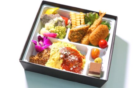 特製オムライスとソーセージミックスフライ弁当