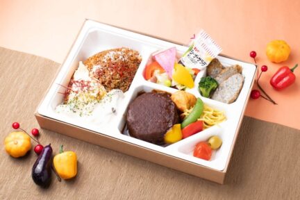 【2022秋弁当】自家製きのこクリームソースの特製オムライスとハンバーグ弁当