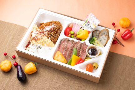 【2023秋弁当】自家製きのこクリームソースの特製オムライスとオーガニックステーキ弁当