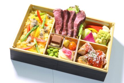 季節のパエリアとオーガニックビーフステーキのお弁当