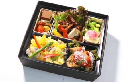 季節のパエリアと牛ソテーのお弁当