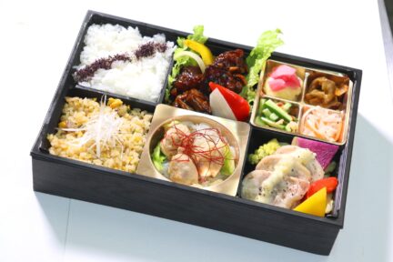 黒毛和牛の香味黒酢ソース合えと特製蒸し鶏弁当